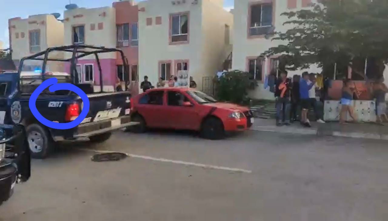 VIDEO: Policías atropellan a perrito y huyen del lugar, en Playa del Carmen.