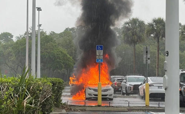 Auto se incendia con dos niños adentro: su mamá estaba robando un centro comercial.