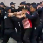 Aficionado del América le metió el pie a fan de las Chivas que golpeó a policía